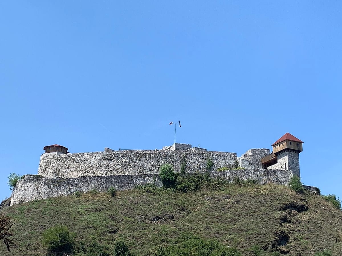 Dobojska tvrđava viđena ispod vanjskih zidina, fotografisana u julu 2019.