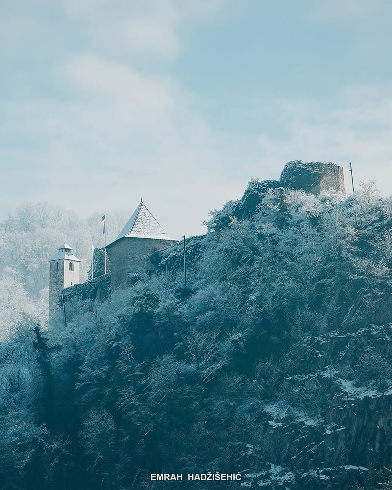 Maglajska tvrđava u zimskom krajoliku, fotografisana u januaru 2025. Sačuvan je potpis fotografa na slici.