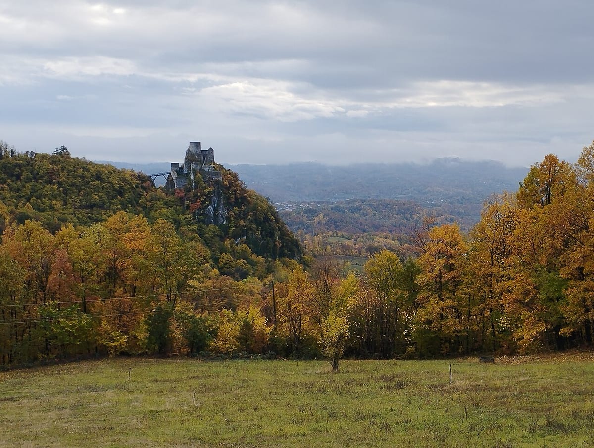 Stari grad Srebrenik na stijeni okruženoj šumom, fotografisan u oktobru 2025.