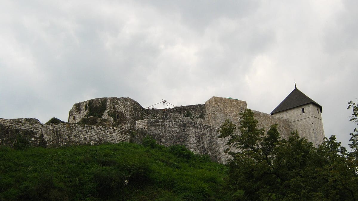 Zidine i natkrivena kula Tešanjske gradine. Fotografija je postavljena na Wikimediju 2011. godine; datum snimanja nije utvrđen.