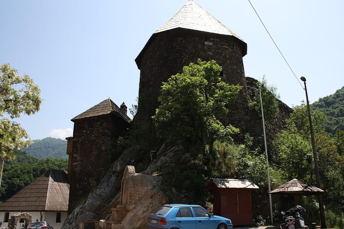 Vrandučka tvrđava iznad prilaza kroz naselje, fotografisana u maju 2015.